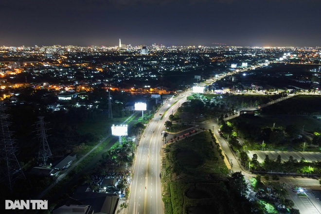 Bình Dương vắng lặng trong ngày đầu người dân không ra đường sau 18h - 8
