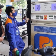 Tin tức kinh tế ngày 31/7: Xăng dự báo sẽ tiếp tục giảm lần thứ 4
