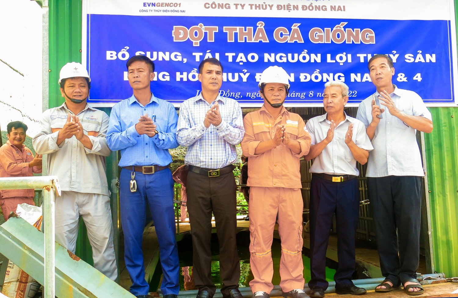 Thả 500 kg cá giống tái tạo nguồn lợi thủy sản hồ thủy điện Đồng Nai 3 & 4