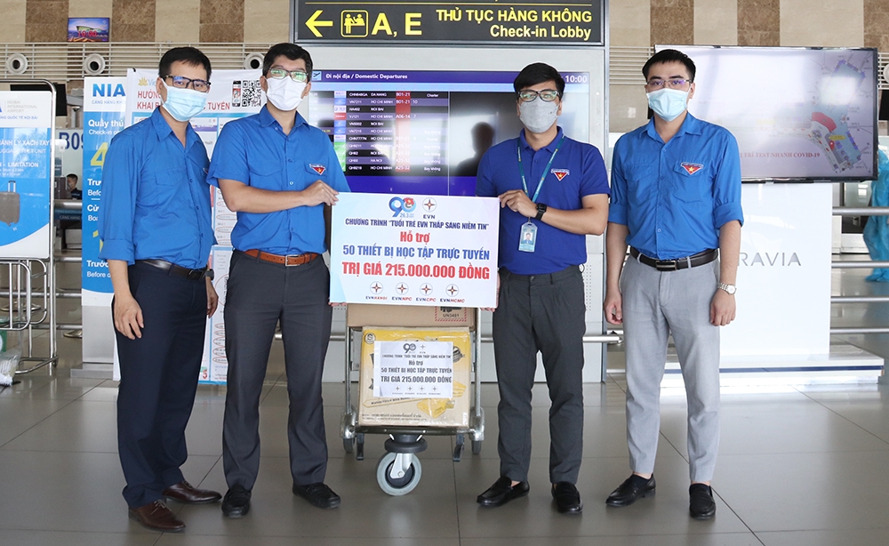 Tuổi trẻ EVN tặng 50 thiết bị học trực tuyến trị giá 215 triệu đồng cho các cháu học sinh tại TP.HCM