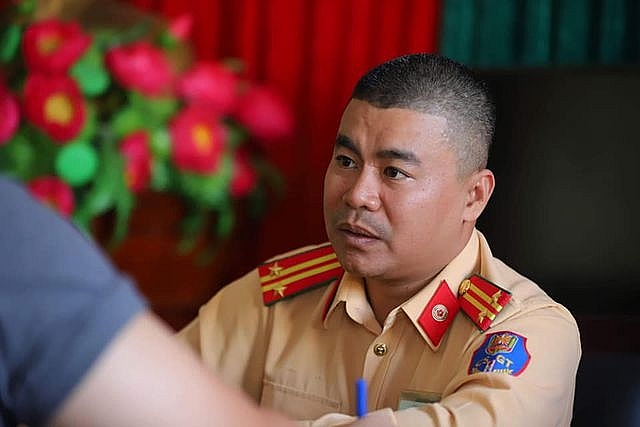 gap chien si csgt cuu nguoi thoat khoi dam chay vu mercedes gay tai nan