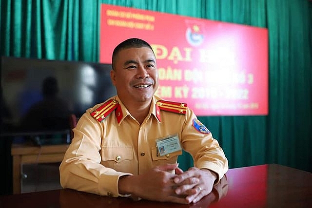 gap chien si csgt cuu nguoi thoat khoi dam chay vu mercedes gay tai nan
