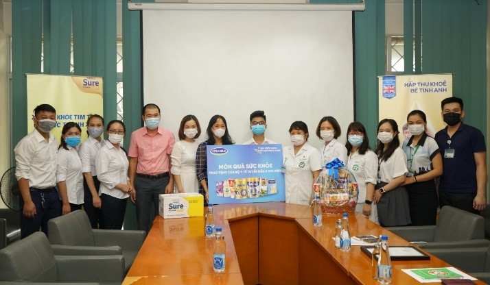 Vinamilk gửi tặng món quà sức khỏe đến những “chiến sĩ áo trắng” và người thân nhân ngày Gia đình Việt Nam Vinamilk gửi tặng món quà sức khỏe đến những “chiến sĩ áo trắng” và người thân nhân ngày Gia đình Việt Nam