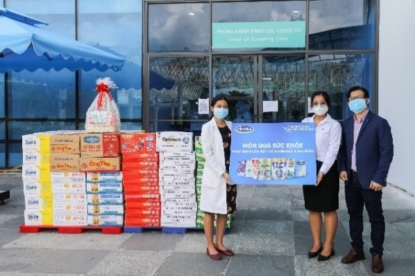 Vinamilk gửi tặng món quà sức khỏe đến những “chiến sĩ áo trắng” và người thân nhân ngày Gia đình Việt Nam Vinamilk gửi tặng món quà sức khỏe đến những “chiến sĩ áo trắng” và người thân nhân ngày Gia đình Việt Nam