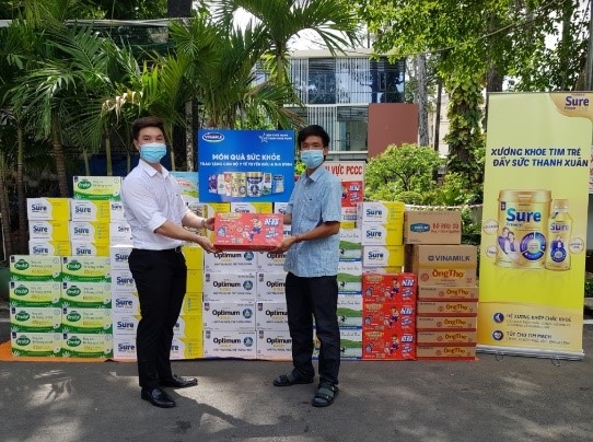 Vinamilk gửi tặng món quà sức khỏe đến những “chiến sĩ áo trắng” và người thân nhân ngày Gia đình Việt Nam Vinamilk gửi tặng món quà sức khỏe đến những “chiến sĩ áo trắng” và người thân nhân ngày Gia đình Việt Nam