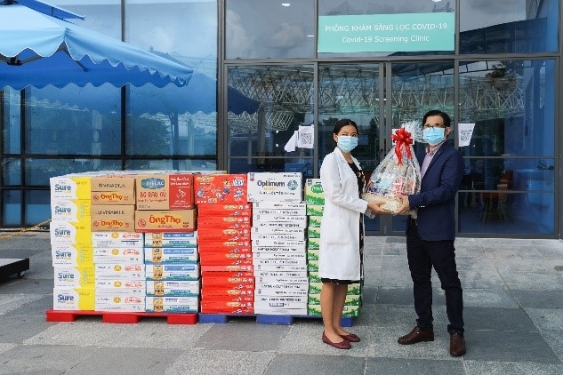 Vinamilk gửi tặng món quà sức khỏe đến những “chiến sĩ áo trắng” và người thân nhân ngày Gia đình Việt Nam Vinamilk gửi tặng món quà sức khỏe đến những “chiến sĩ áo trắng” và người thân nhân ngày Gia đình Việt Nam