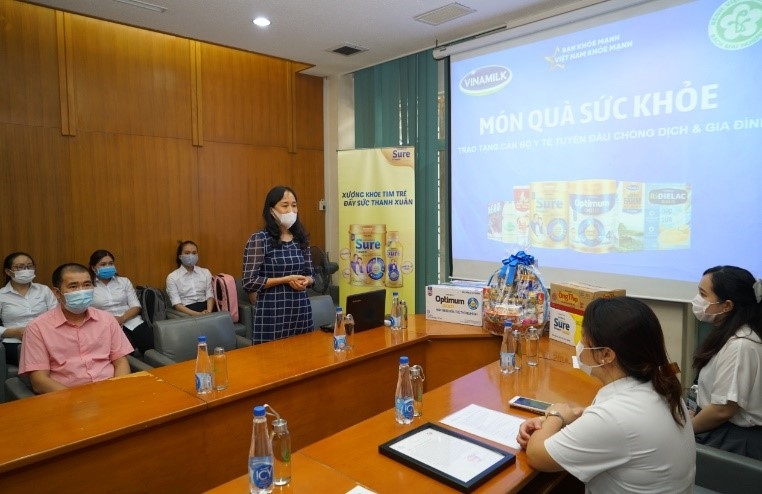 Vinamilk gửi tặng món quà sức khỏe đến những “chiến sĩ áo trắng” và người thân nhân ngày Gia đình Việt Nam Vinamilk gửi tặng món quà sức khỏe đến những “chiến sĩ áo trắng” và người thân nhân ngày Gia đình Việt Nam