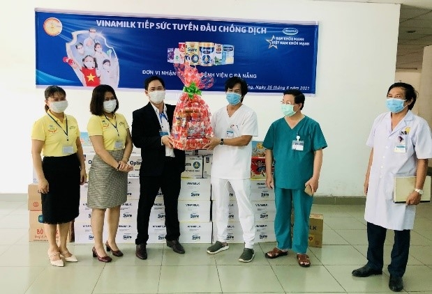 Vinamilk gửi tặng món quà sức khỏe đến những “chiến sĩ áo trắng” và người thân nhân ngày Gia đình Việt Nam Vinamilk gửi tặng món quà sức khỏe đến những “chiến sĩ áo trắng” và người thân nhân ngày Gia đình Việt Nam