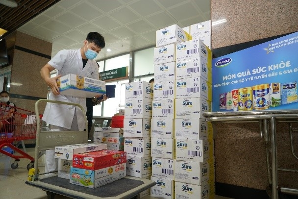 Vinamilk gửi tặng món quà sức khỏe đến những “chiến sĩ áo trắng” và người thân nhân ngày Gia đình Việt Nam