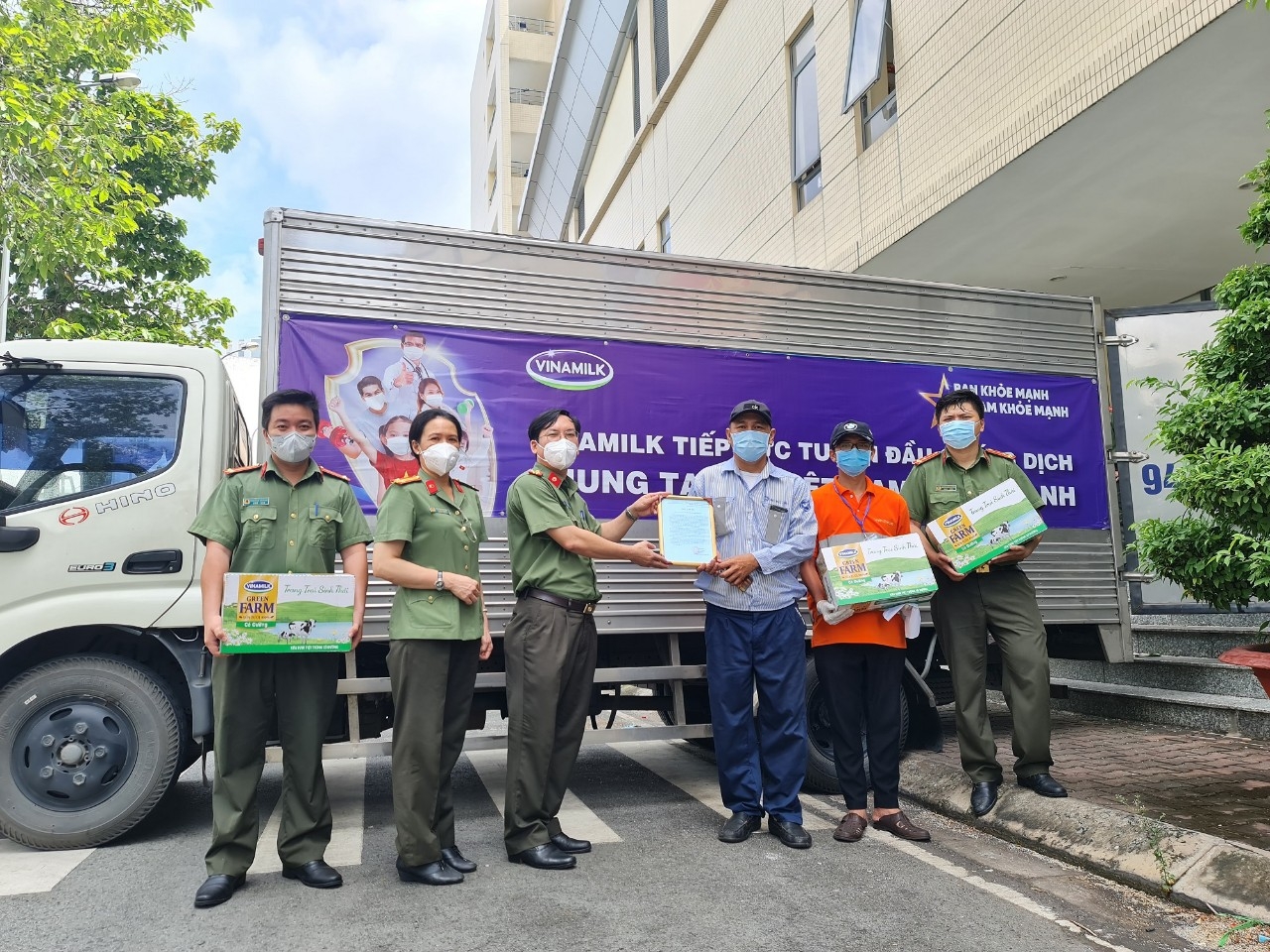 Vinamilk ủng hộ thêm 5 tỷ đồng sản phẩm, thiết bị y tế cho các Trung tâm hồi sức tích cực và bệnh viện tuyến đầu