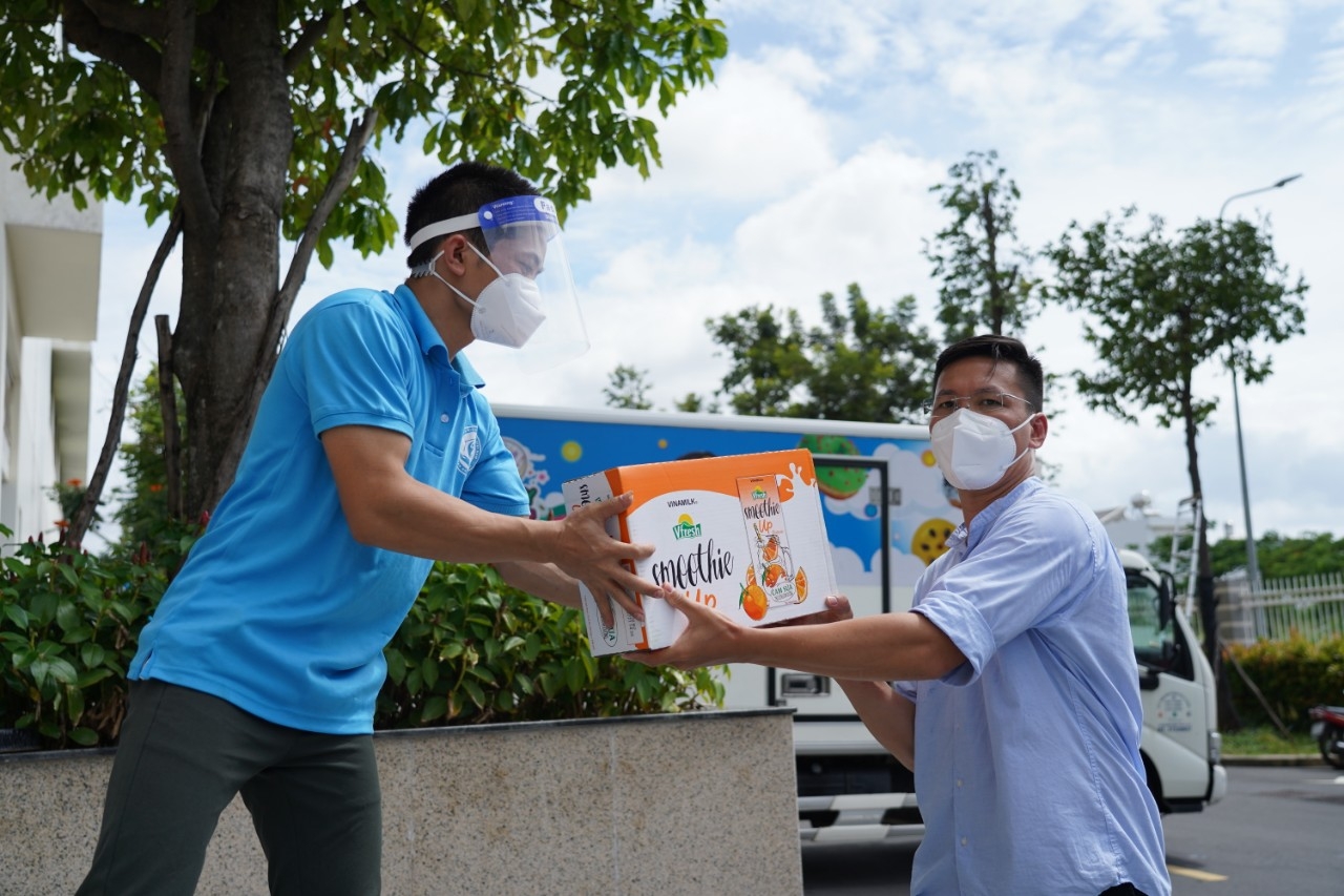 Vinamilk ủng hộ thêm 5 tỷ đồng sản phẩm, thiết bị y tế cho các Trung tâm hồi sức tích cực và bệnh viện tuyến đầu