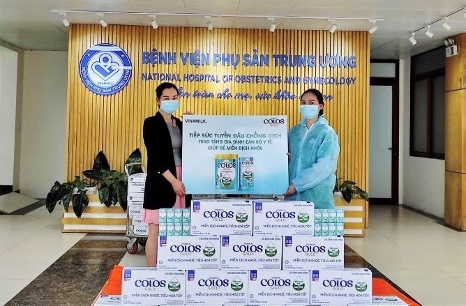 Vinamilk trao tặng 50.000 sản phẩm Vinamilk ColosGold cho con em cán bộ y bác sĩ tuyến đầu