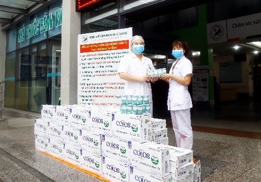 Vinamilk trao tặng 50.000 sản phẩm Vinamilk ColosGold cho con em cán bộ y bác sĩ tuyến đầu