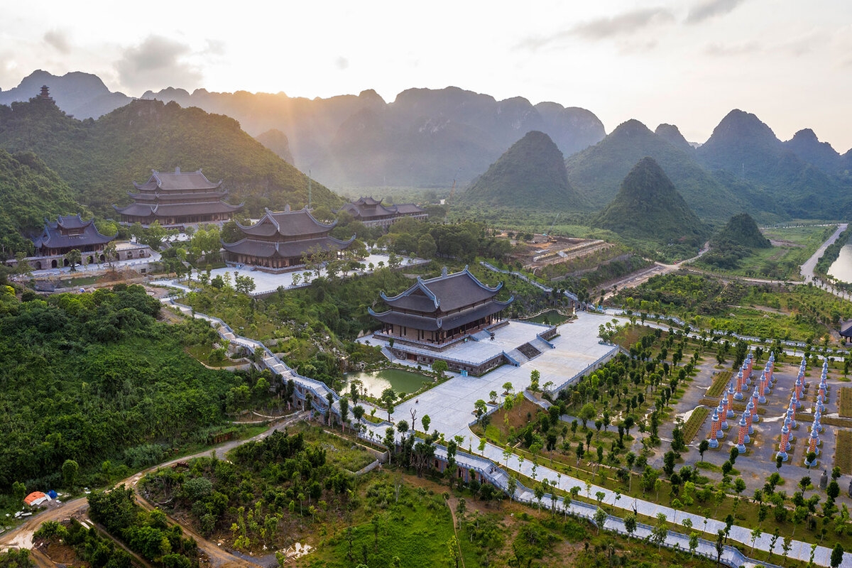 Cảnh sắc chùa Tam Chúc - Vịnh Hạ Long trên cạn