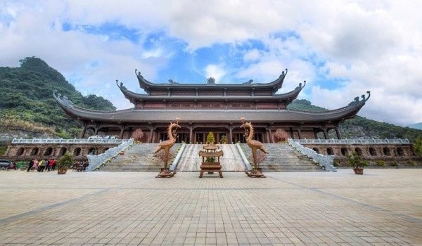 Cảnh sắc chùa Tam Chúc - Vịnh Hạ Long trên cạn