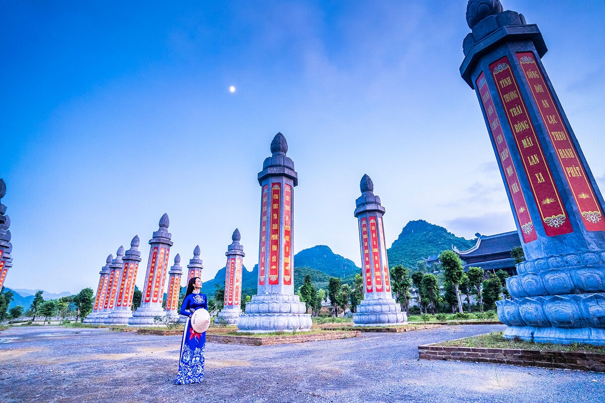 Cảnh sắc chùa Tam Chúc - Vịnh Hạ Long trên cạn