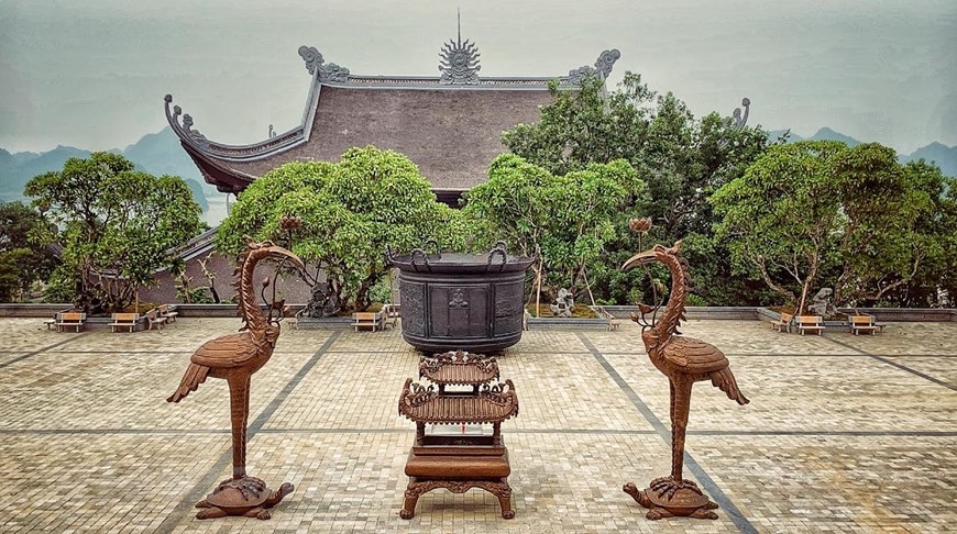 Cảnh sắc chùa Tam Chúc - Vịnh Hạ Long trên cạn