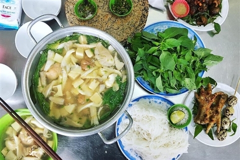 Lẩu gà lá é Đà Lạt