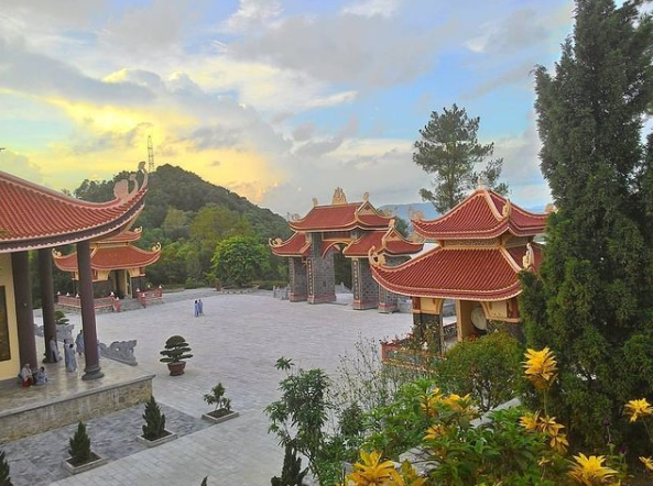 Thiền viện Trúc Lâm Hàm Rồng bình yên bên bờ sông Mã Thiền viện Trúc Lâm Hàm Rồng bình yên bên bờ sông Mã
