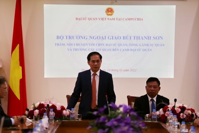Bộ trưởng Bùi Thanh Sơn thăm và gặp gỡ cán bộ nhân viên Đại sứ quán Việt Nam tại Campuchia