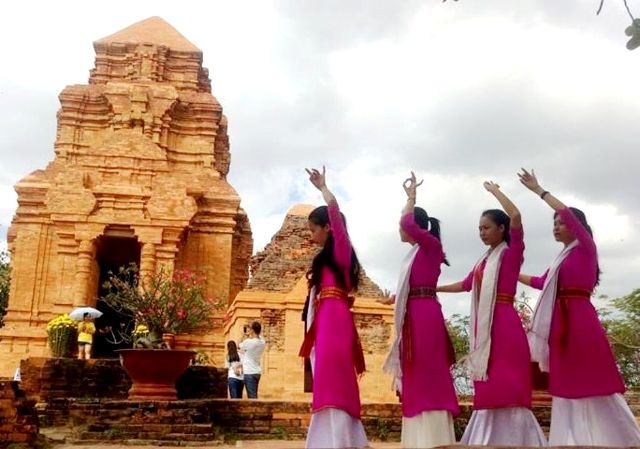 Tháp Pô Sah Inư rộn ràng hoạt động văn hóa đón Xuân