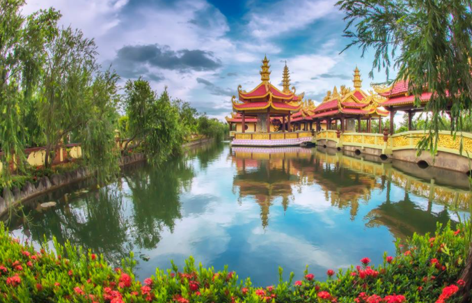 Chùa Vạn Phước: Tiên cảnh trần gian giữa vùng đầm lầy, cây dại khô cằn Chùa Vạn Phước: Tiên cảnh trần gian giữa vùng đầm lầy, cây dại khô cằn