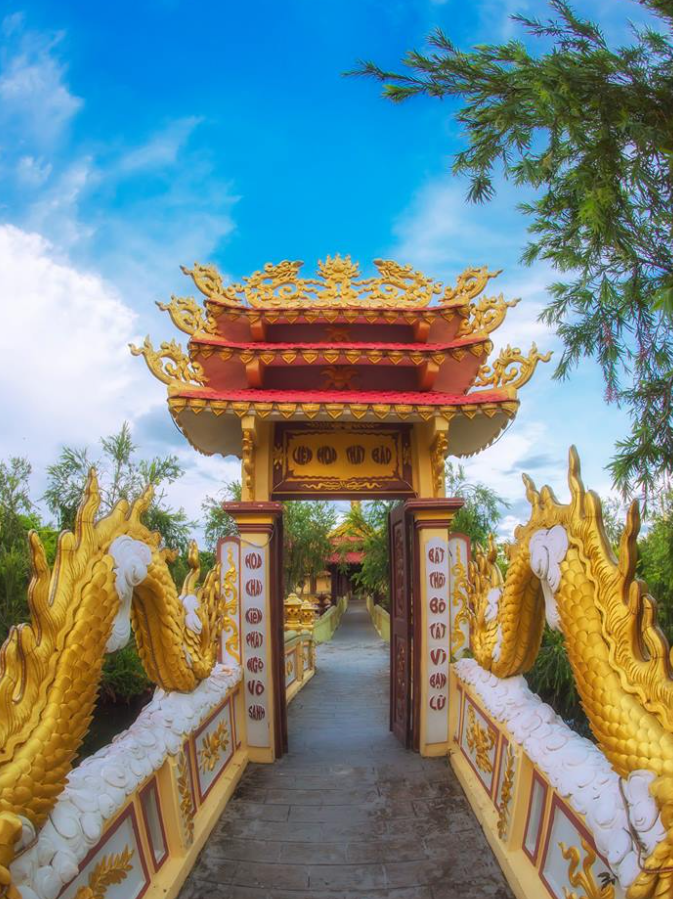 Chùa Vạn Phước: Tiên cảnh trần gian giữa vùng đầm lầy, cây dại khô cằn Chùa Vạn Phước: Tiên cảnh trần gian giữa vùng đầm lầy, cây dại khô cằn