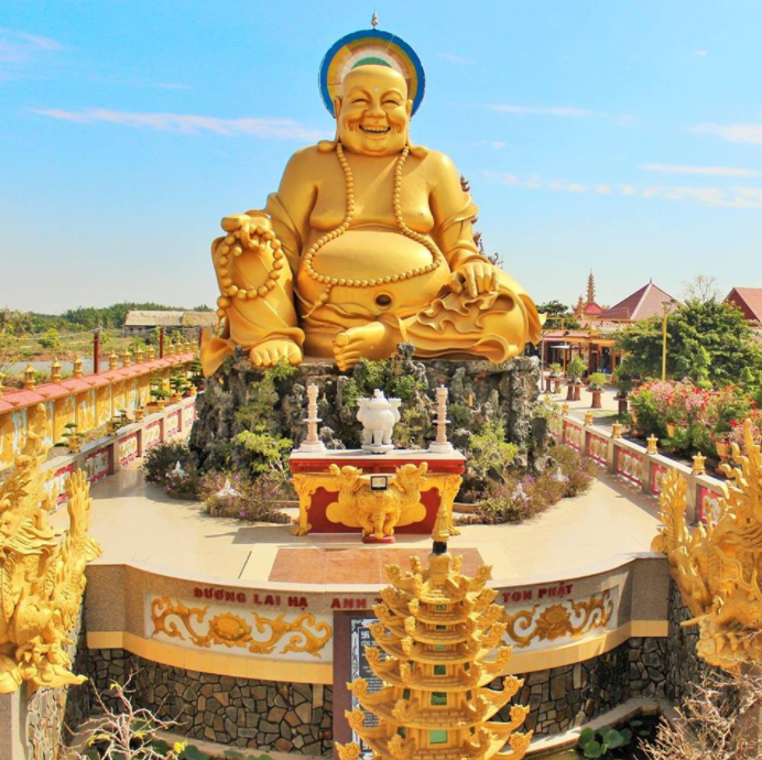 Chùa Vạn Phước: Tiên cảnh trần gian giữa vùng đầm lầy, cây dại khô cằn Chùa Vạn Phước: Tiên cảnh trần gian giữa vùng đầm lầy, cây dại khô cằn