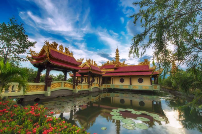 Chùa Vạn Phước: Tiên cảnh trần gian giữa vùng đầm lầy, cây dại khô cằn Chùa Vạn Phước: Tiên cảnh trần gian giữa vùng đầm lầy, cây dại khô cằn