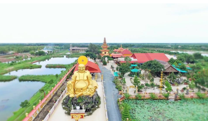 Chùa Vạn Phước: Tiên cảnh trần gian giữa vùng đầm lầy, cây dại khô cằn Chùa Vạn Phước: Tiên cảnh trần gian giữa vùng đầm lầy, cây dại khô cằn