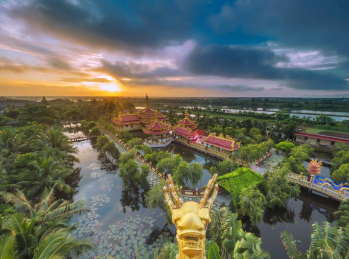 Chùa Vạn Phước: Tiên cảnh trần gian giữa vùng đầm lầy, cây dại khô cằn Chùa Vạn Phước: Tiên cảnh trần gian giữa vùng đầm lầy, cây dại khô cằn