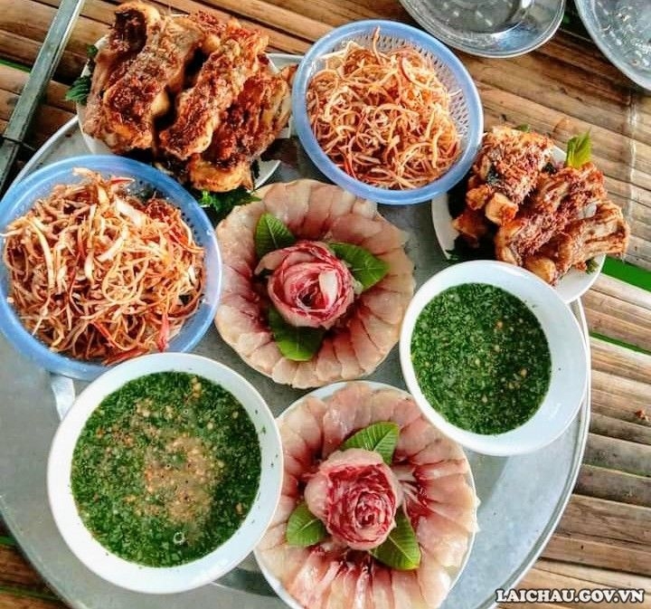 Trải nghiệm mới tại lòng hồ thủy điện Bản Chát Trải nghiệm mới tại lòng hồ thủy điện Bản Chát