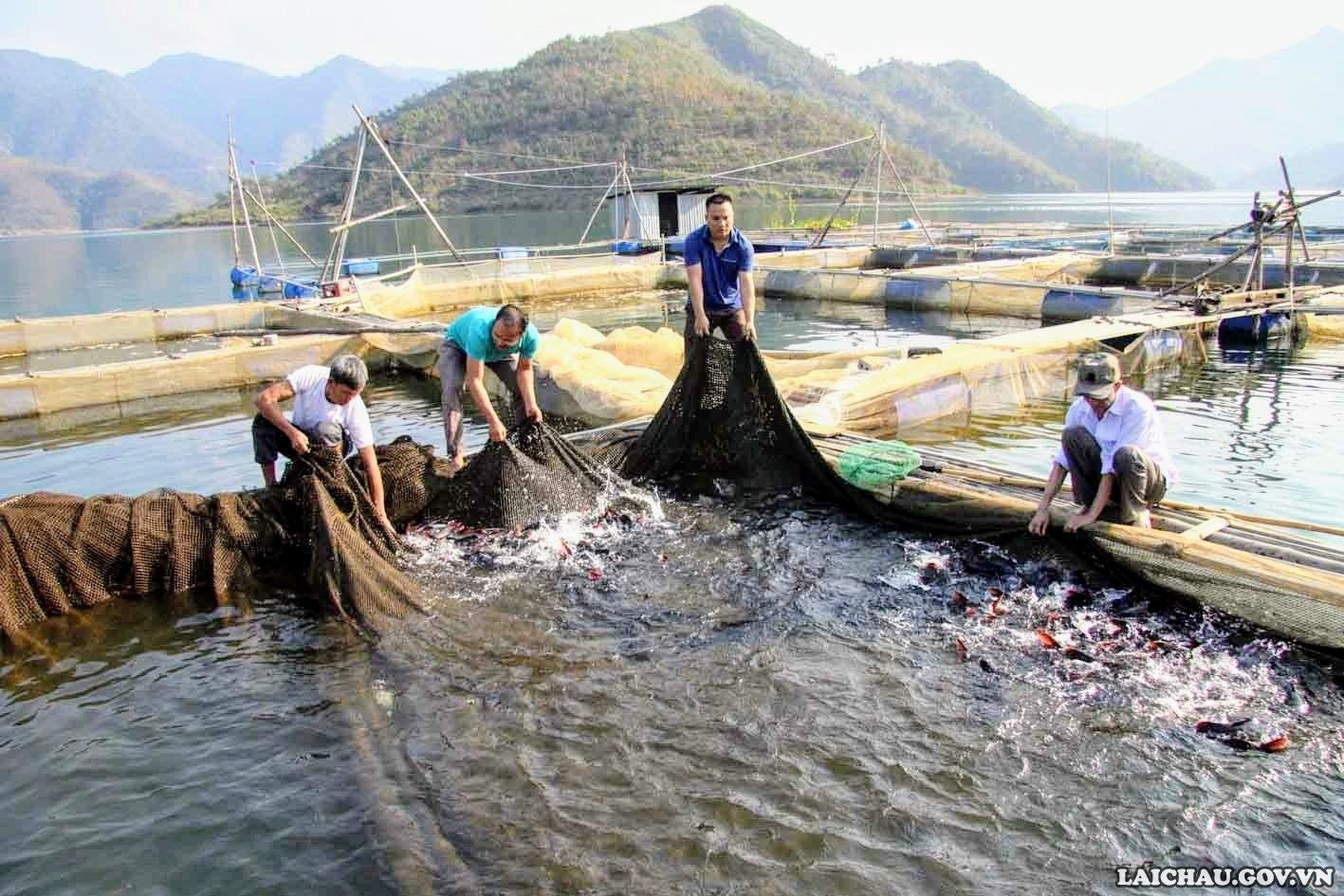 Trải nghiệm mới tại lòng hồ thủy điện Bản Chát Trải nghiệm mới tại lòng hồ thủy điện Bản Chát