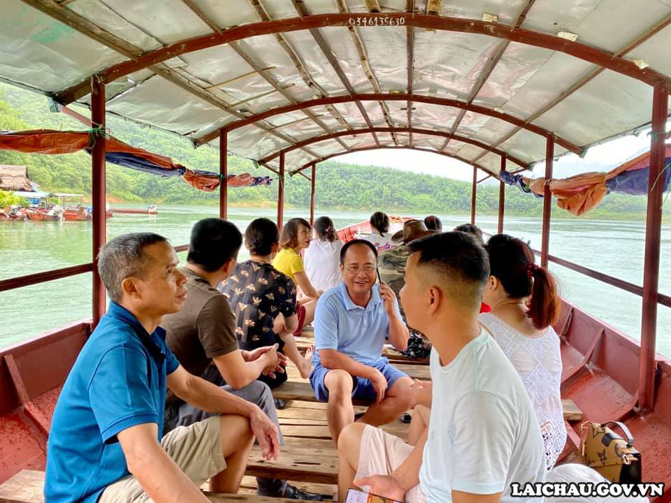 Trải nghiệm mới tại lòng hồ thủy điện Bản Chát Trải nghiệm mới tại lòng hồ thủy điện Bản Chát