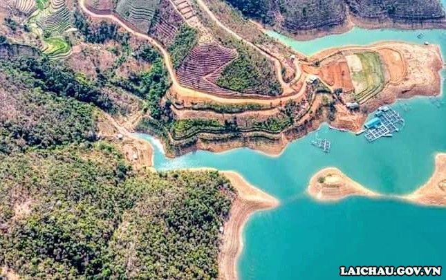 Trải nghiệm mới tại lòng hồ thủy điện Bản Chát Trải nghiệm mới tại lòng hồ thủy điện Bản Chát