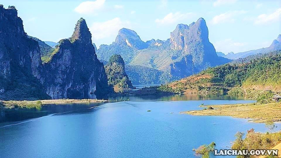 Trải nghiệm mới tại lòng hồ thủy điện Bản Chát Trải nghiệm mới tại lòng hồ thủy điện Bản Chát