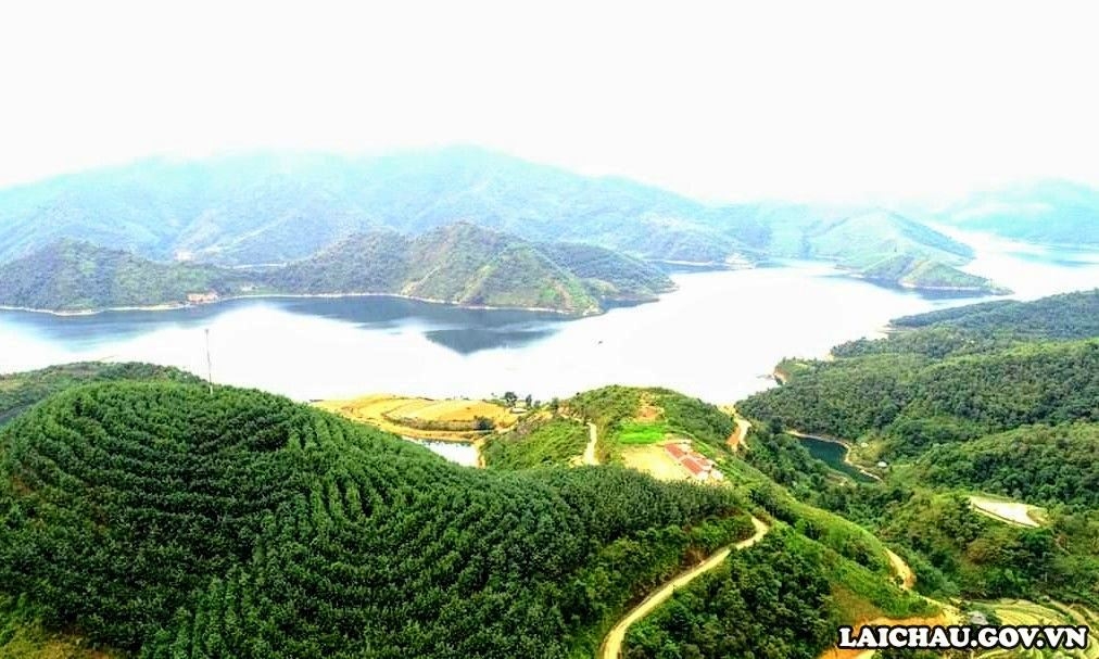 Trải nghiệm mới tại lòng hồ thủy điện Bản Chát Trải nghiệm mới tại lòng hồ thủy điện Bản Chát
