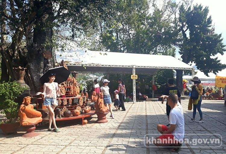 Miễn, giảm phí tham quan Khu di tích lịch sử - văn hóa Tháp Bà Ponagar và danh thắng Hòn Chồng