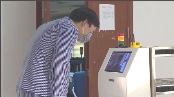 Vận hành robot thông minh thay nhân viên y tế trong khu cách ly