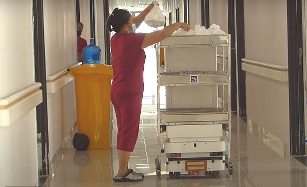 Vận hành robot thông minh thay nhân viên y tế trong khu cách ly