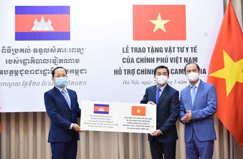 Việt Nam trao tặng vật tư, thiết bị y tế hỗ trợ Campuchia ứng phó với dịch Covid-19