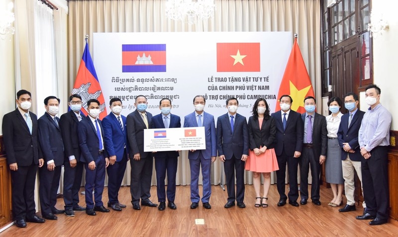 Việt Nam trao tặng vật tư, thiết bị y tế hỗ trợ Campuchia ứng phó với dịch Covid-19