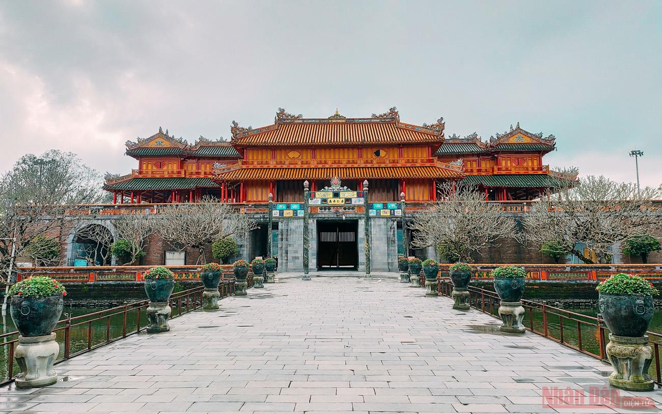 Chiêm ngưỡng lát cắt thời gian trên dấu tích Kinh thành Huế Chiêm ngưỡng lát cắt thời gian trên dấu tích Kinh thành Huế