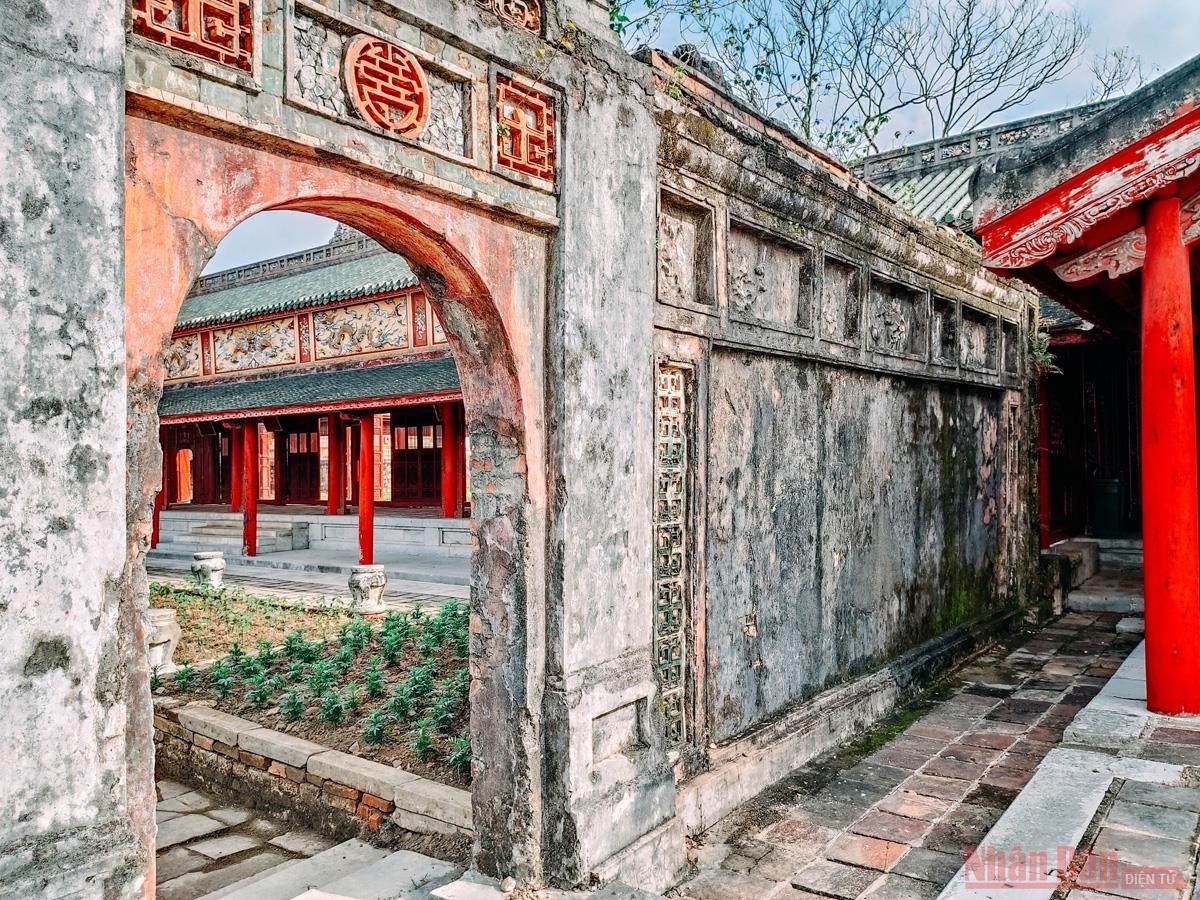 Chiêm ngưỡng lát cắt thời gian trên dấu tích Kinh thành Huế Chiêm ngưỡng lát cắt thời gian trên dấu tích Kinh thành Huế
