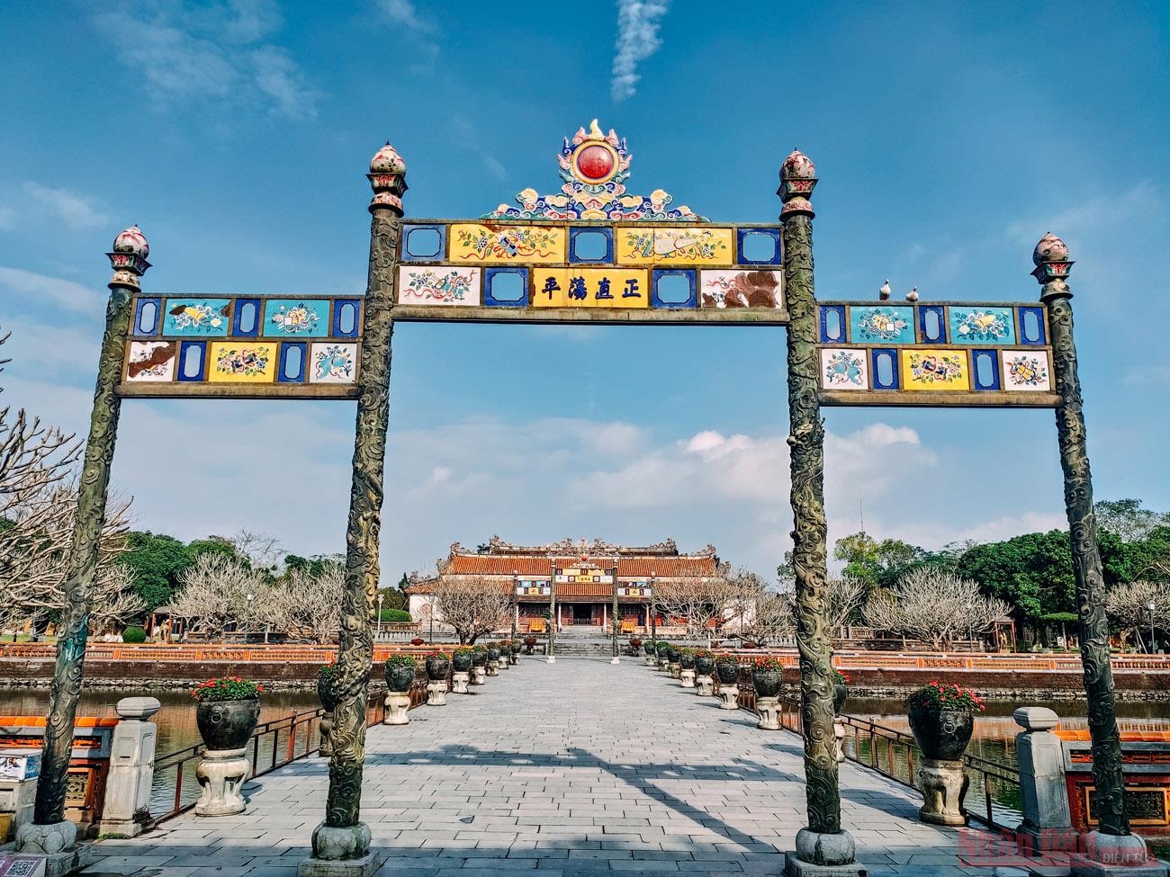 Chiêm ngưỡng lát cắt thời gian trên dấu tích Kinh thành Huế Chiêm ngưỡng lát cắt thời gian trên dấu tích Kinh thành Huế