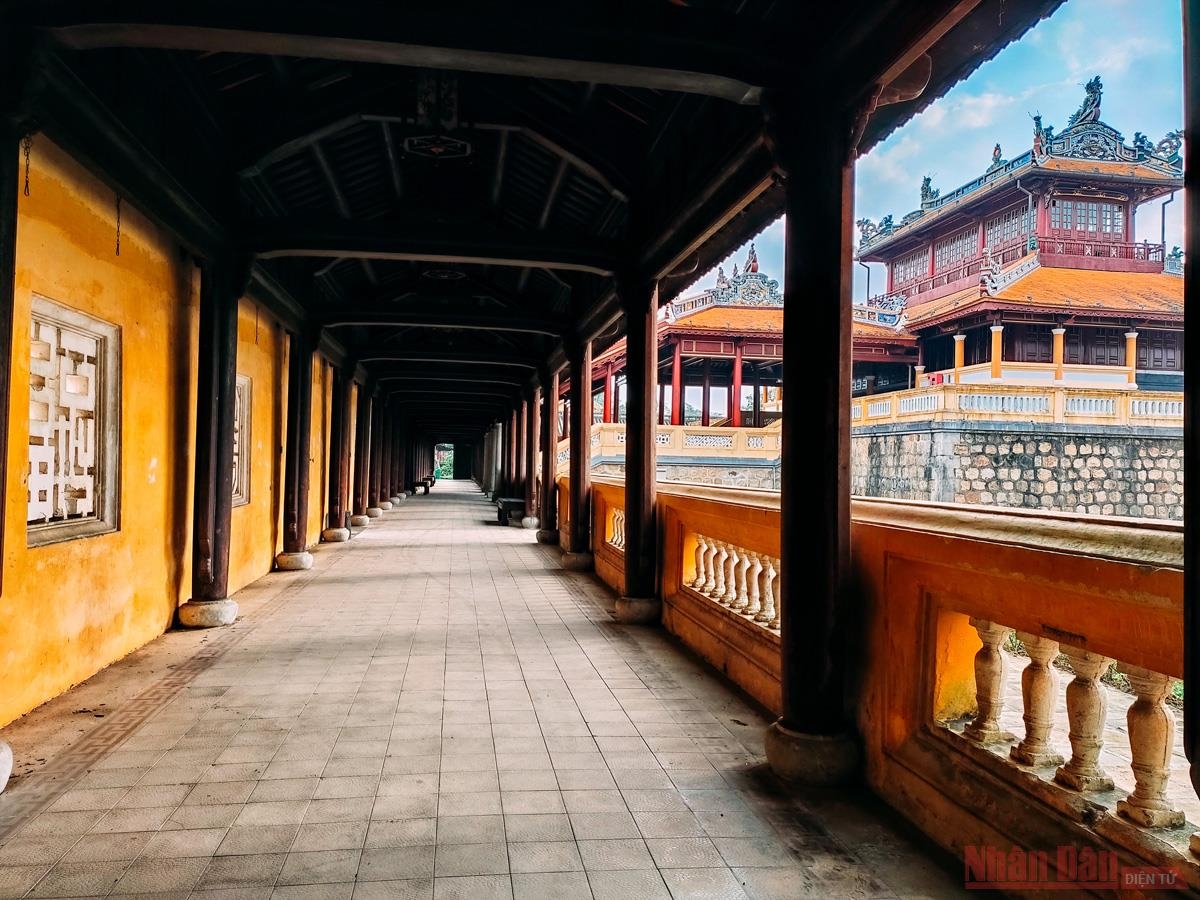 Chiêm ngưỡng lát cắt thời gian trên dấu tích Kinh thành Huế Chiêm ngưỡng lát cắt thời gian trên dấu tích Kinh thành Huế
