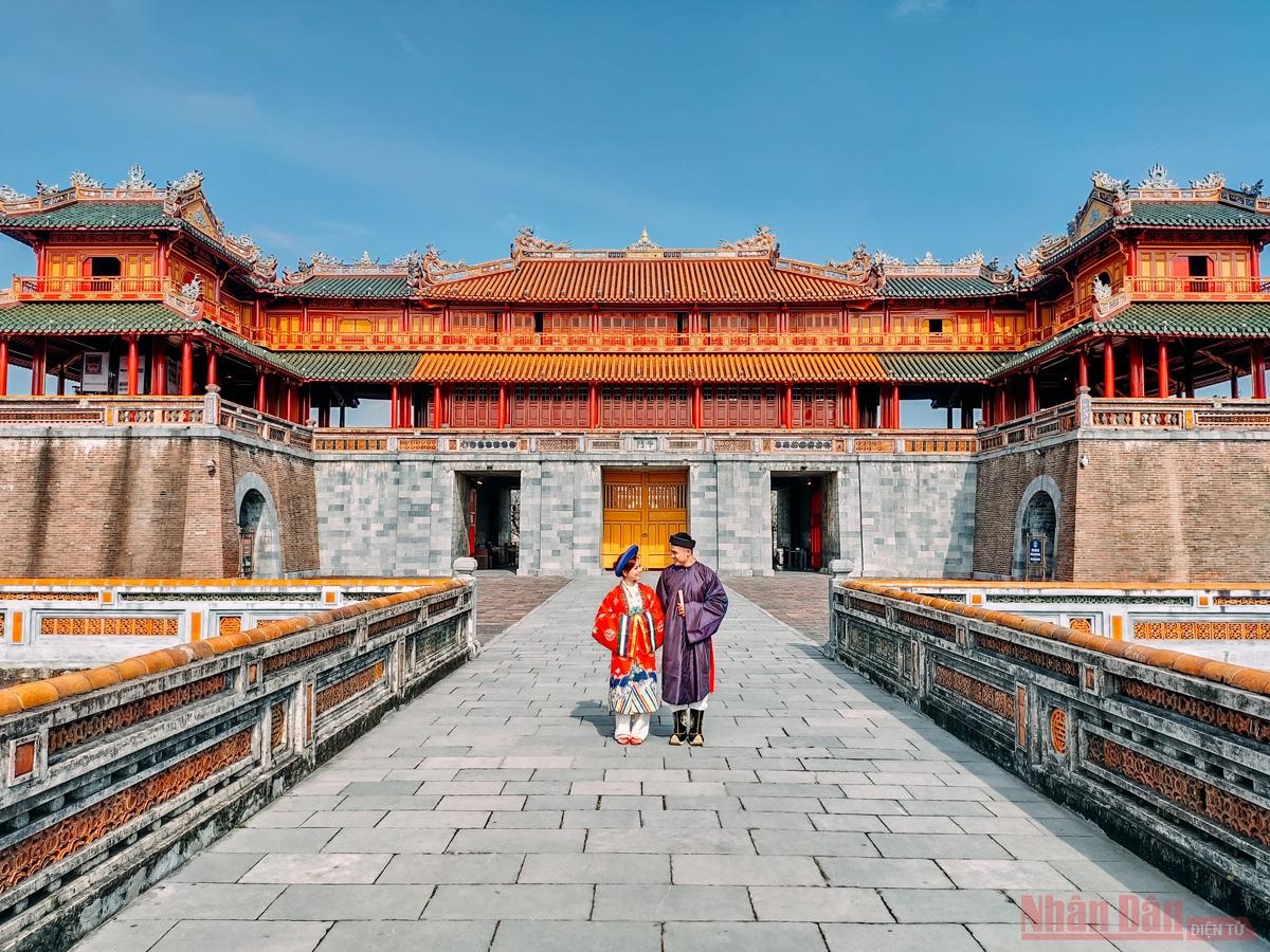 Chiêm ngưỡng lát cắt thời gian trên dấu tích Kinh thành Huế Chiêm ngưỡng lát cắt thời gian trên dấu tích Kinh thành Huế