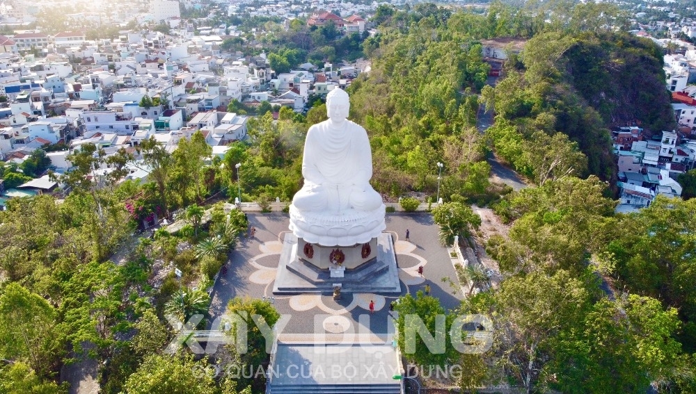 Chùa Long Sơn - Không gian thiền tịnh giữa lòng phố biển