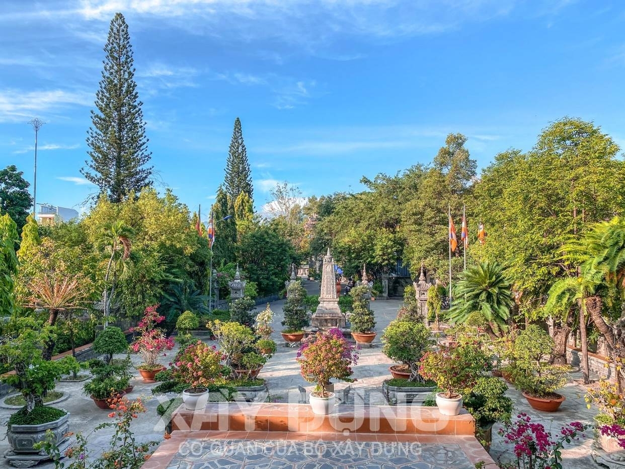 Chùa Long Sơn - Không gian thiền tịnh giữa lòng phố biển