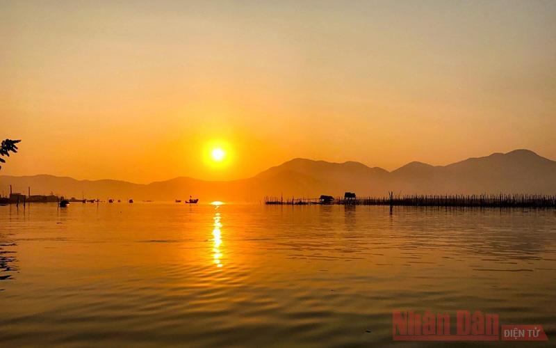 Lênh đênh đầm phá Cầu Hai, cửa biển Tư Hiền Lênh đênh đầm phá Cầu Hai, cửa biển Tư Hiền